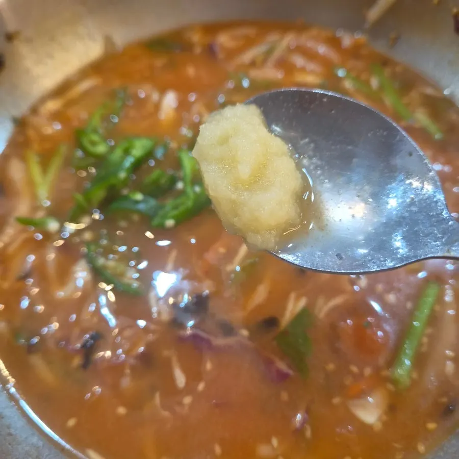 물회 육수에 밥을 말아먹는 모습