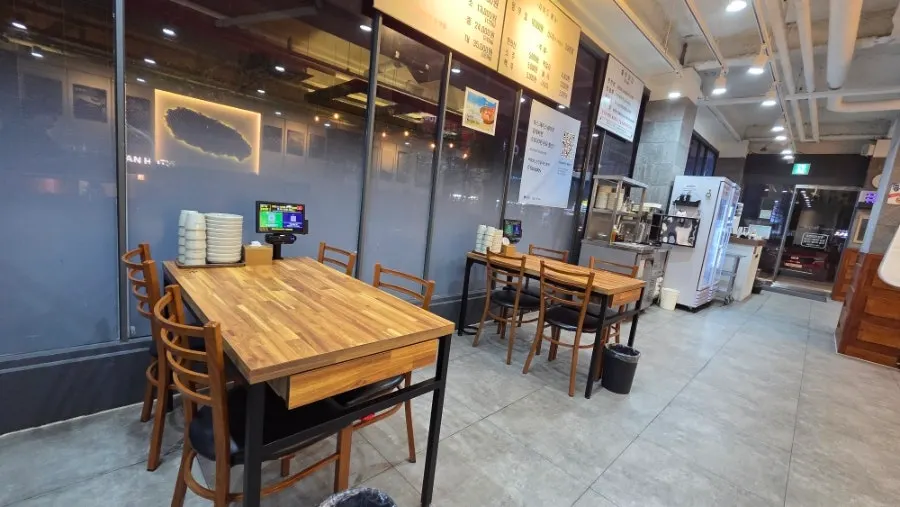 Seating ranging from solo seats to 6-person tables