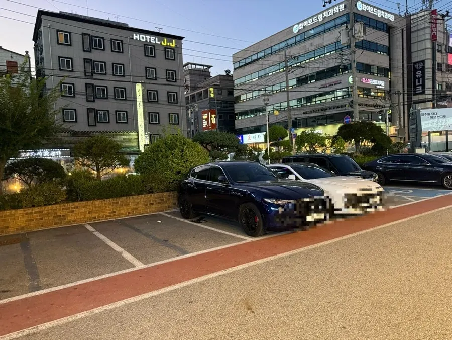 매장 앞 넓은 주차 공간