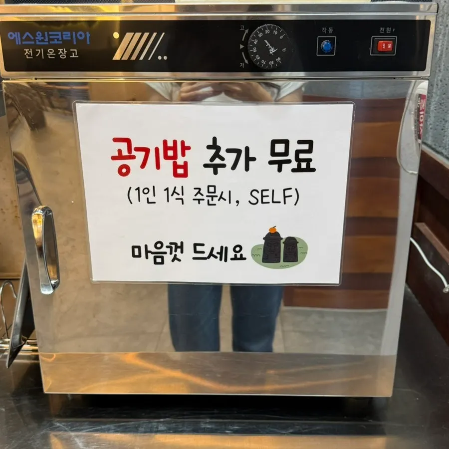 셀프바의 식기류와 양념 코너