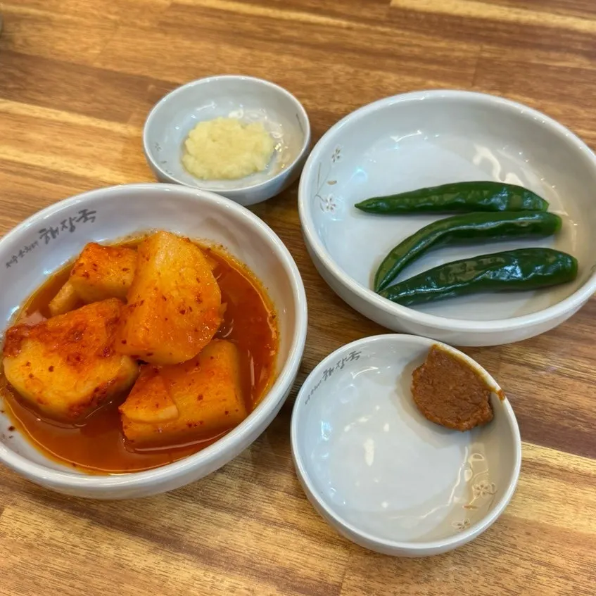 석박지와 고추, 된장, 다진마늘 기본 반찬
