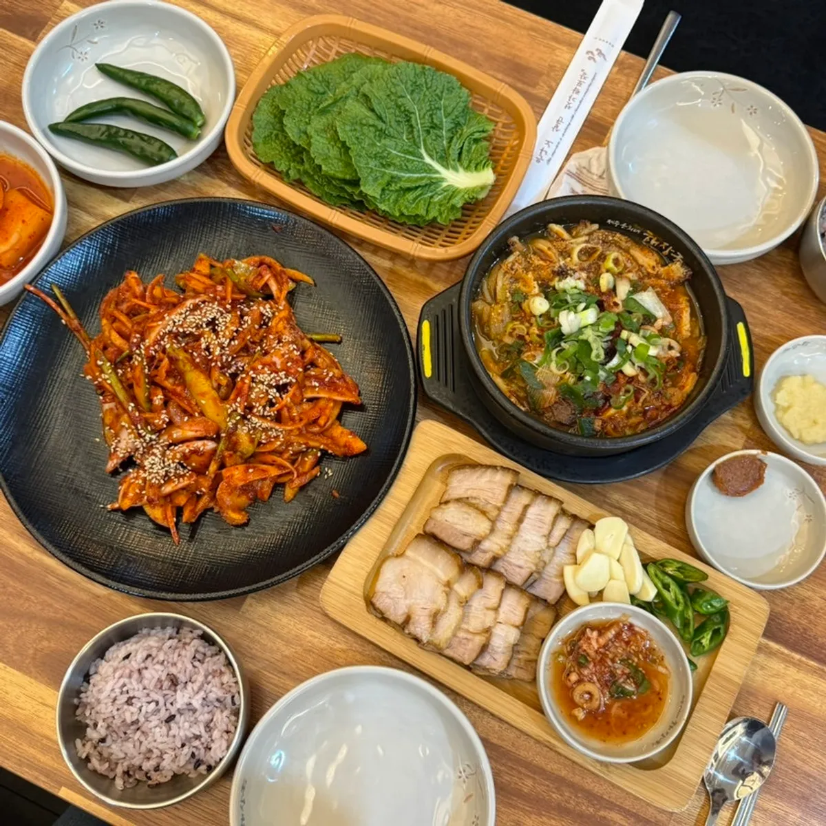 내장탕과 돔베고기, 양무침이 함께 놓인 상차림