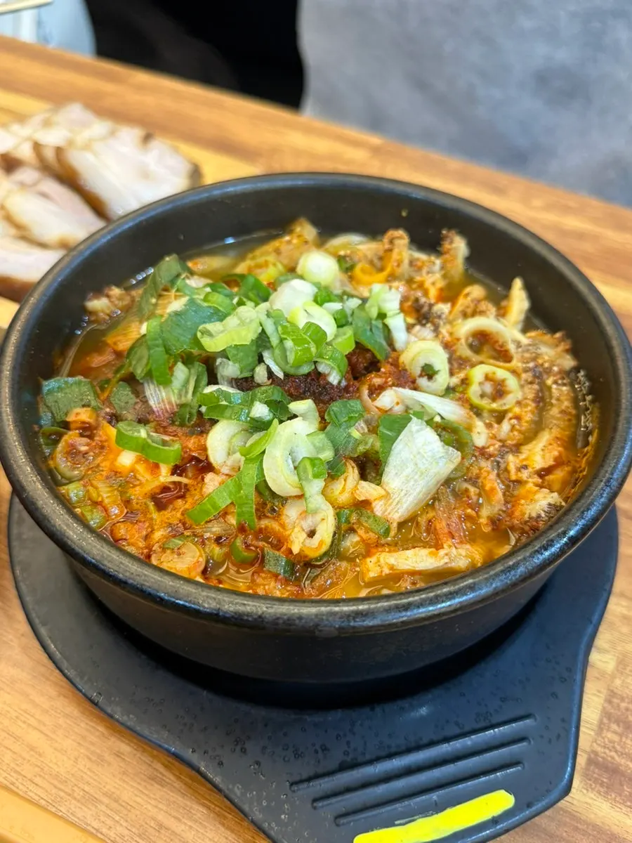 뚝배기에 끓여져 나온 얼큰한 내장탕