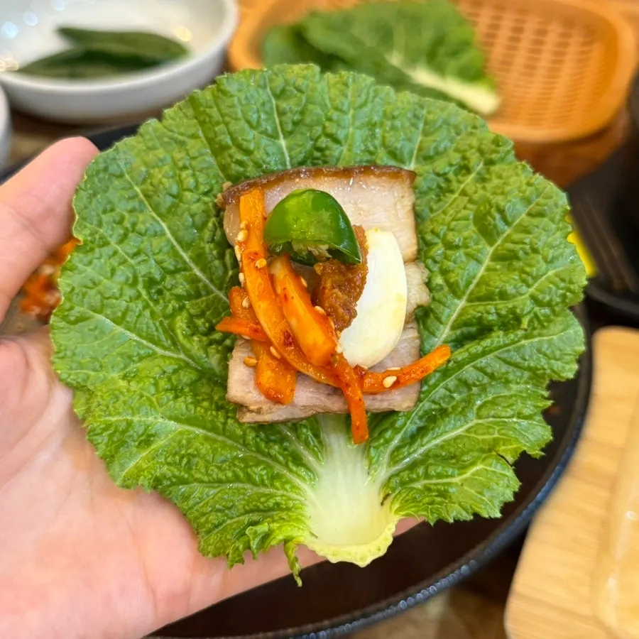쌈채소와 함께 차려진 돔베고기