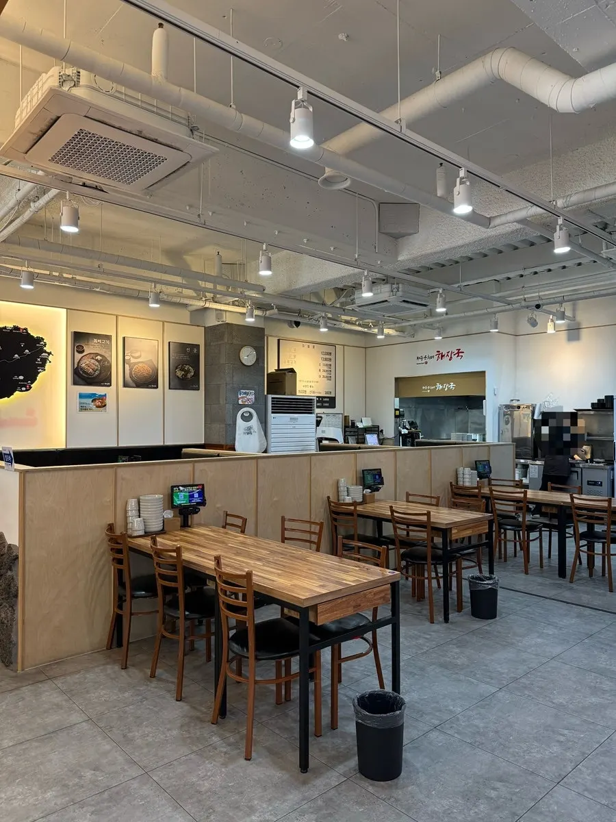 Interior of Jeju Eunhuine Haejangguk Suwon Ingye Branch