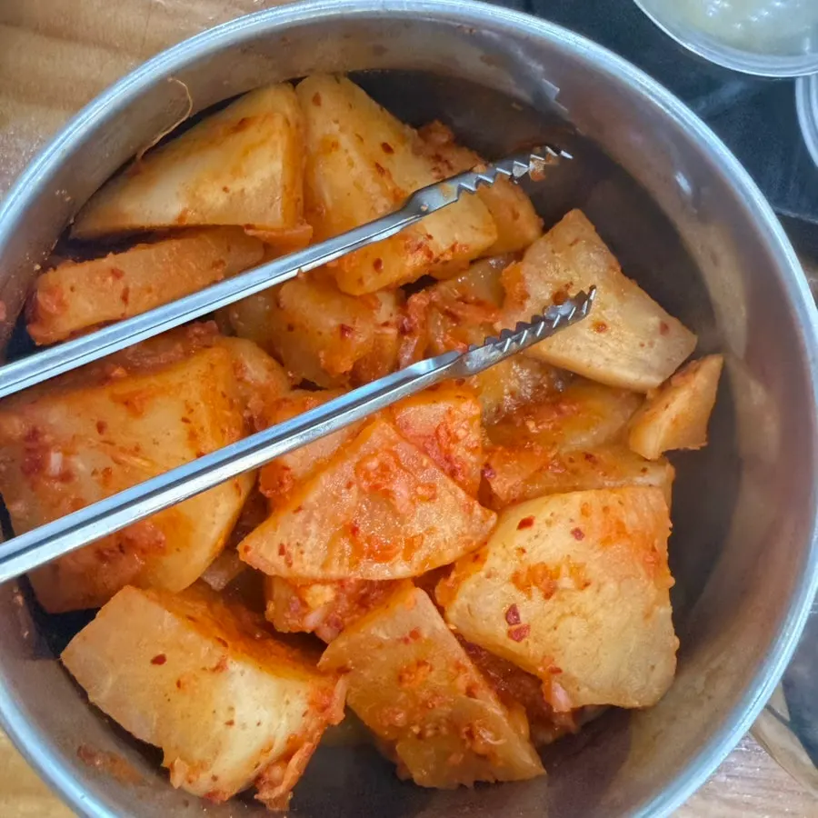 Minced garlic and kkakdugi placed on the table