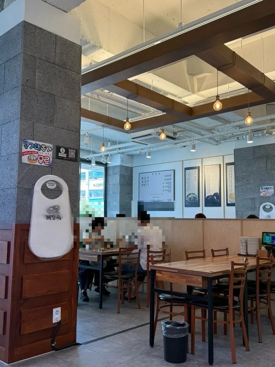넓은 홀이 있는 제주은희네해장국 수원인계점 내부
