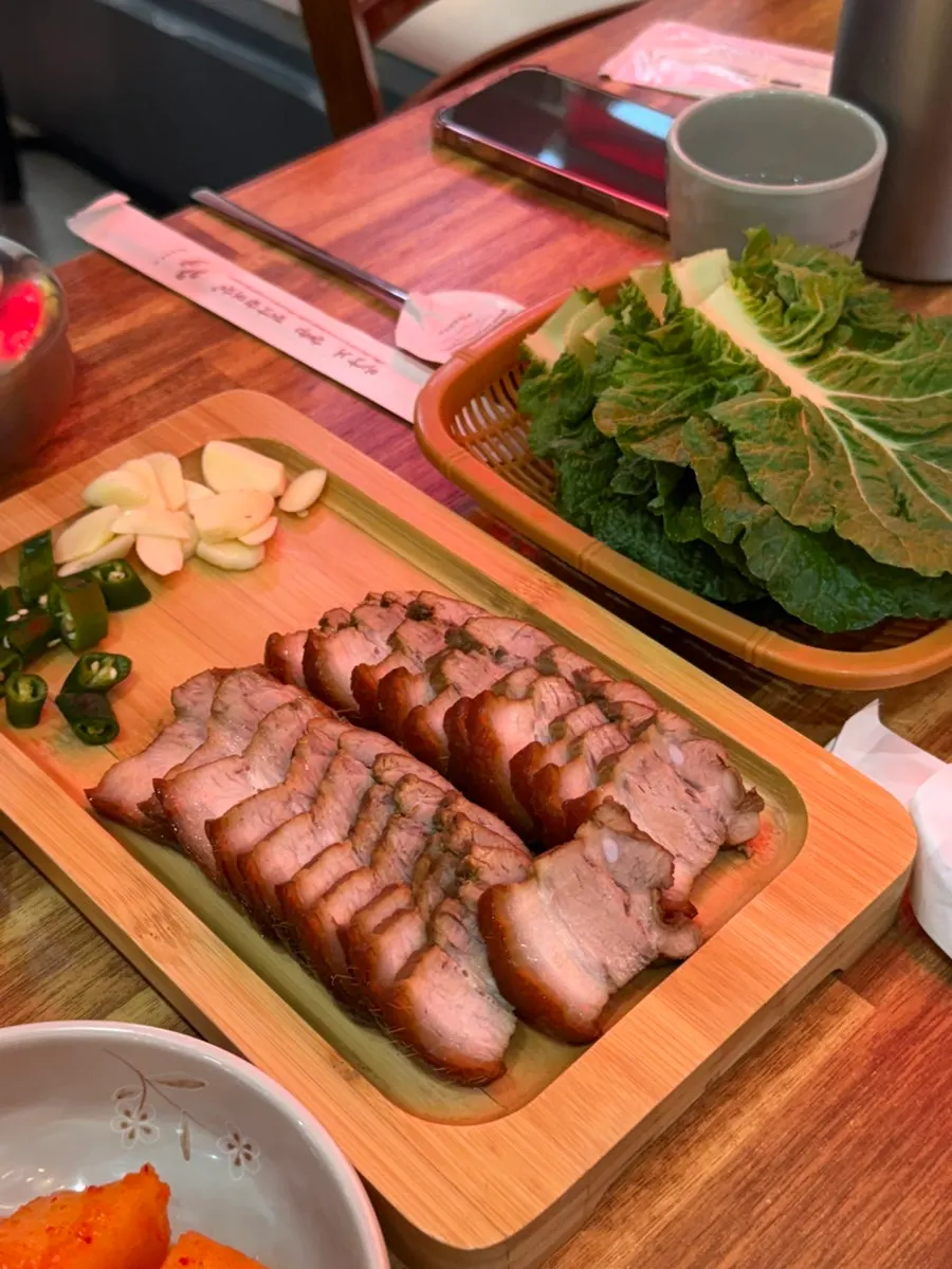 셀프코너에 놓인 반찬과 식기