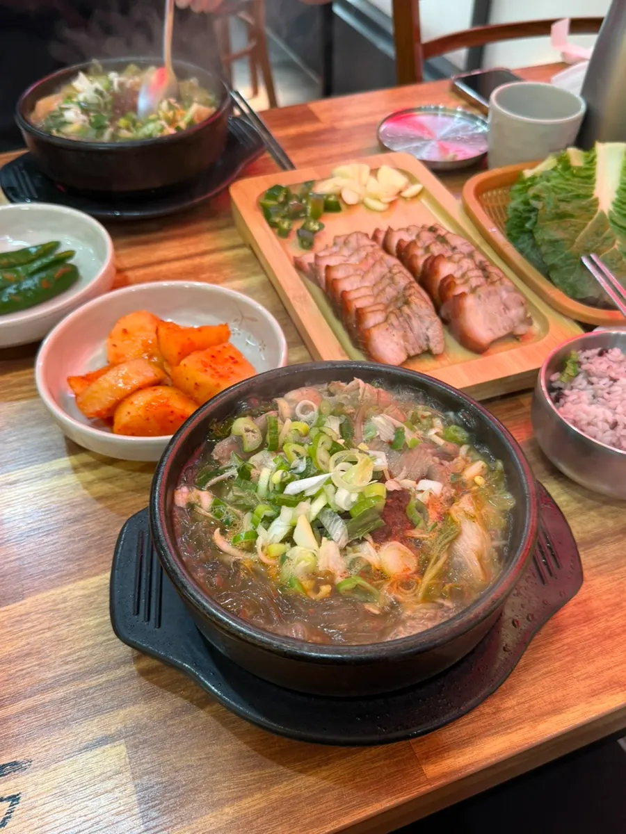 돔베고기 한 점과 해장국 상차림