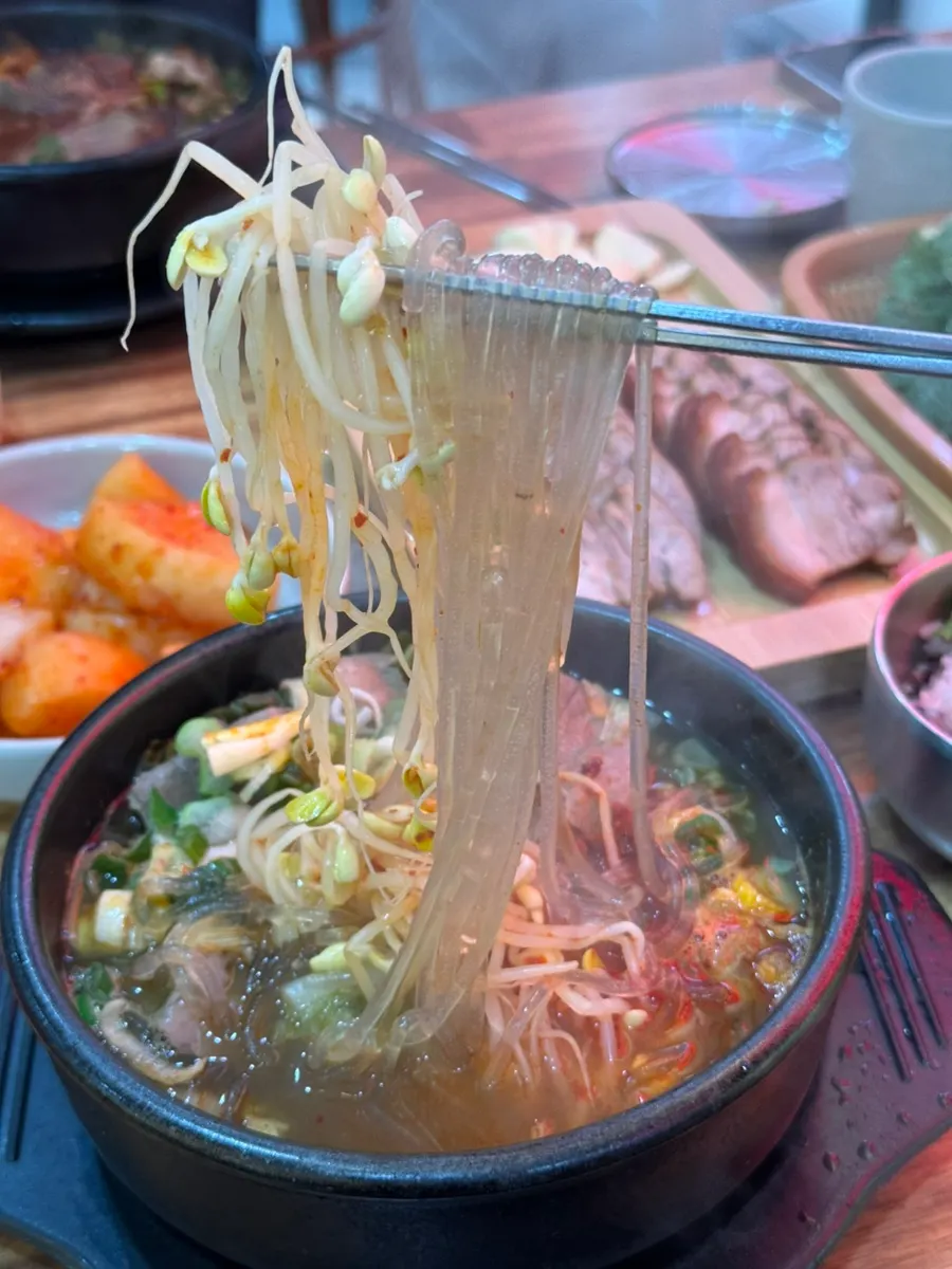 선지 뺀 해장국에 밥을 말아 먹는 모습
