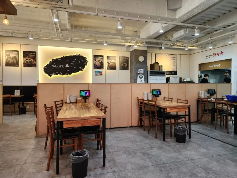 Quiet table seating before customers arrive