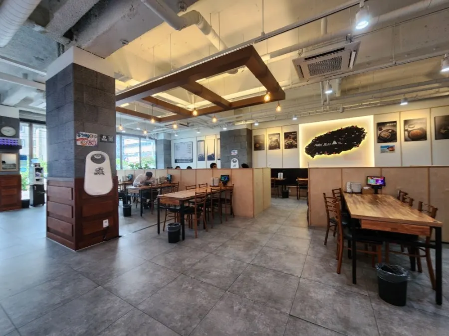 Restaurant seating for larger groups