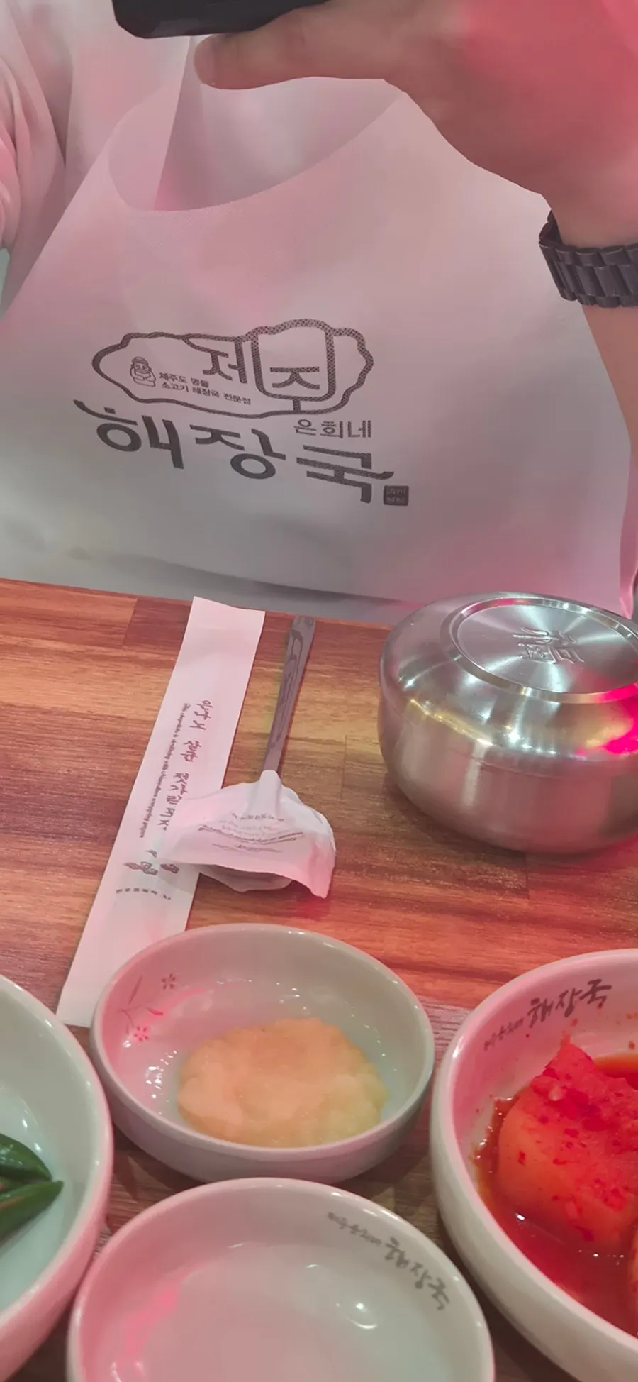Restaurant amenities including a power bank and apron