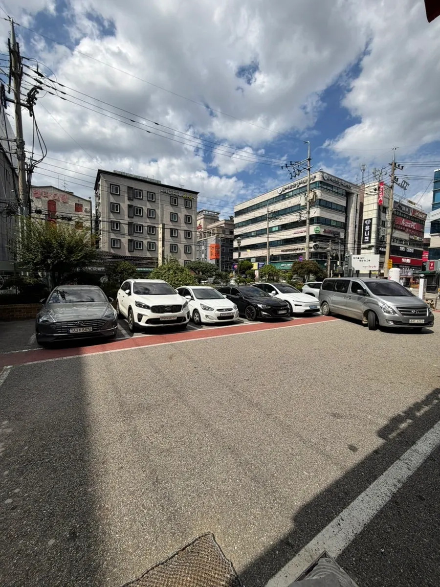 매장 바로 앞 주차장 전경
