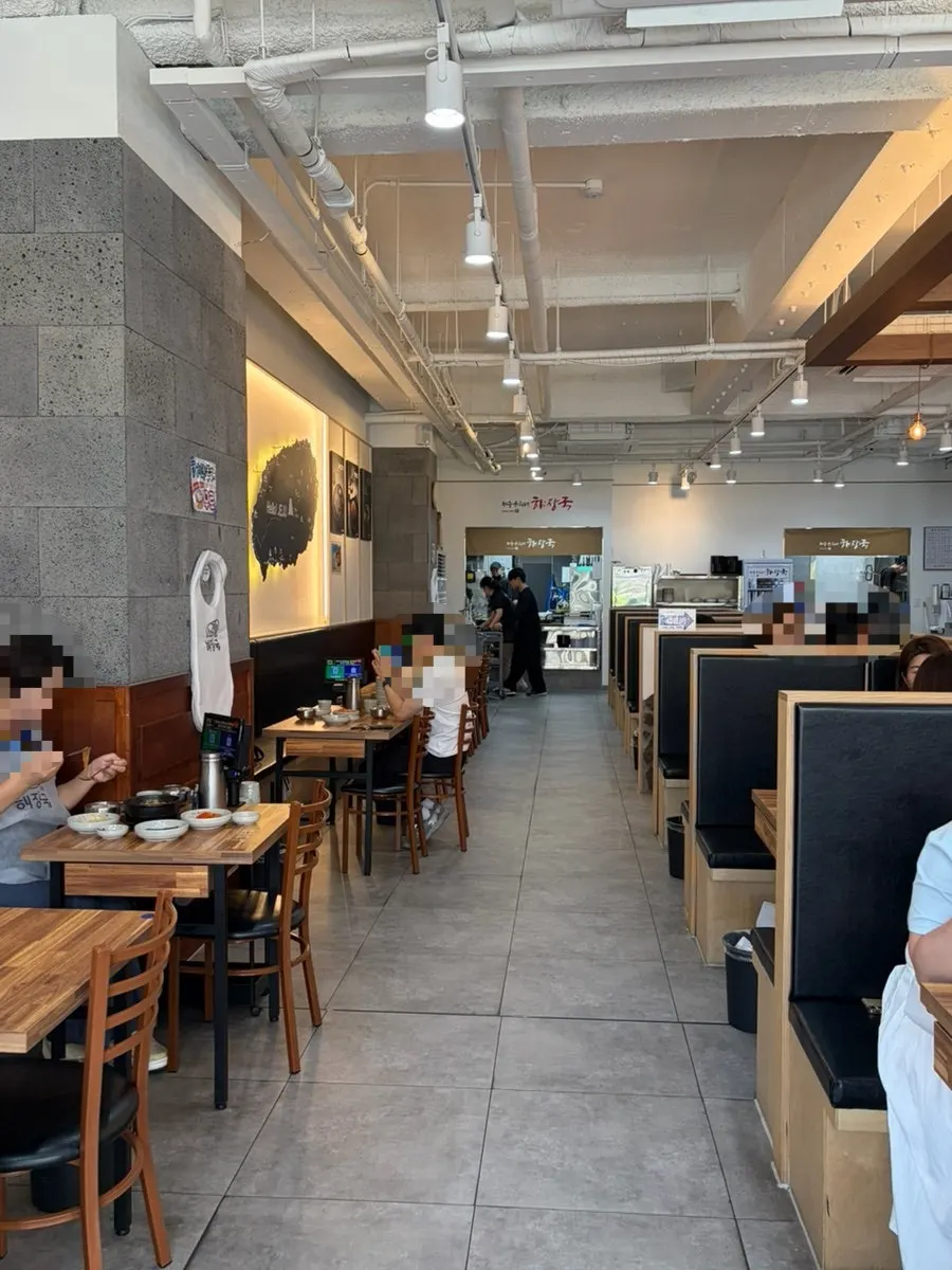 깔끔하게 정돈된 매장 내부 좌석