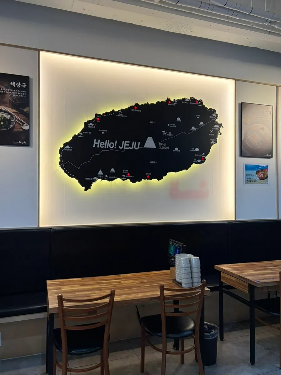 벽에 붙은 제주도 지도 안내물