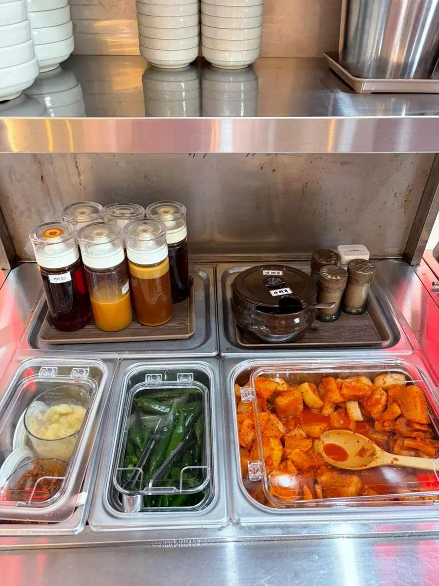 반찬과 공기밥이 놓인 셀프 코너