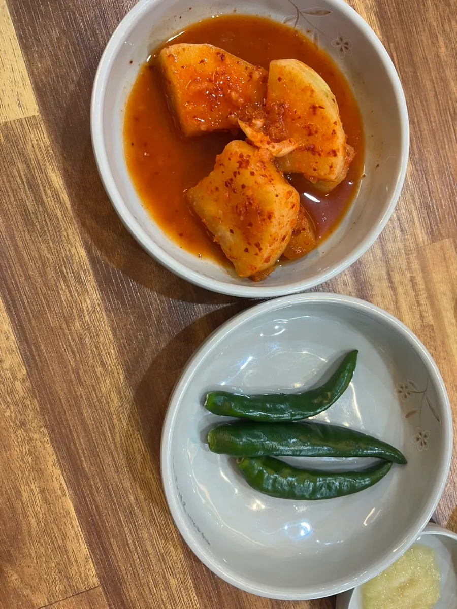 깍두기와 고추 된장 기본 상차림