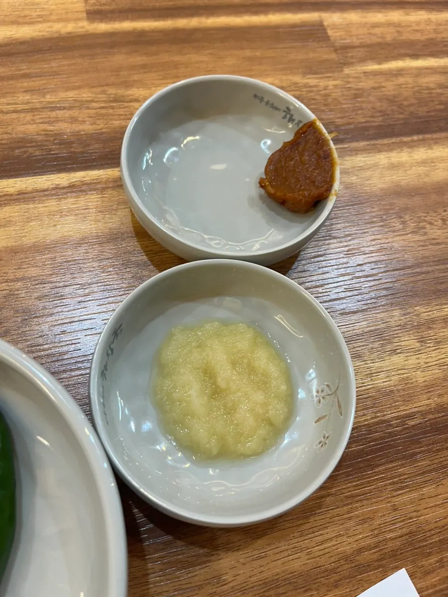 기본 반찬과 다진마늘 접시