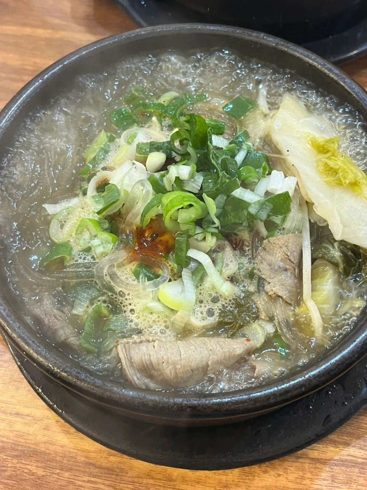 콩나물과 당면이 들어간 해장국 한 그릇
