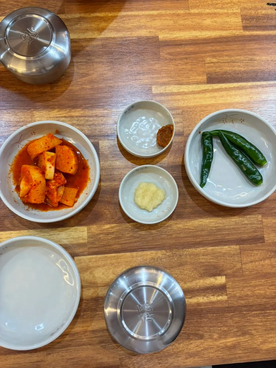 반찬 그릇이 놓인 테이블 세팅