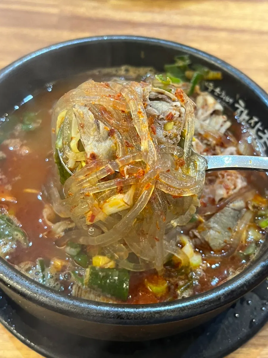 해장국 건더기를 떠 올린 숟가락