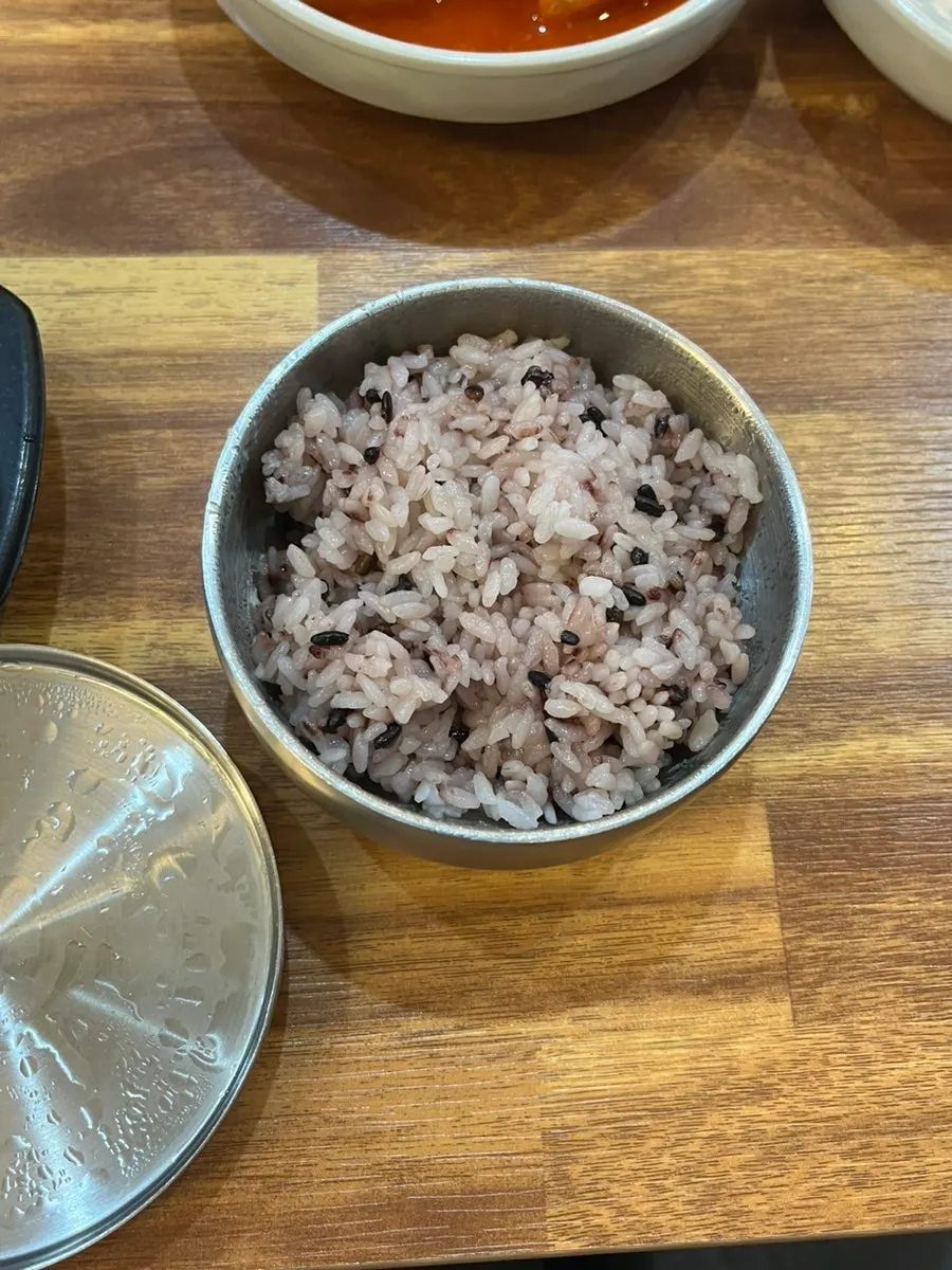 밥과 함께 차려진 해장국 한 상