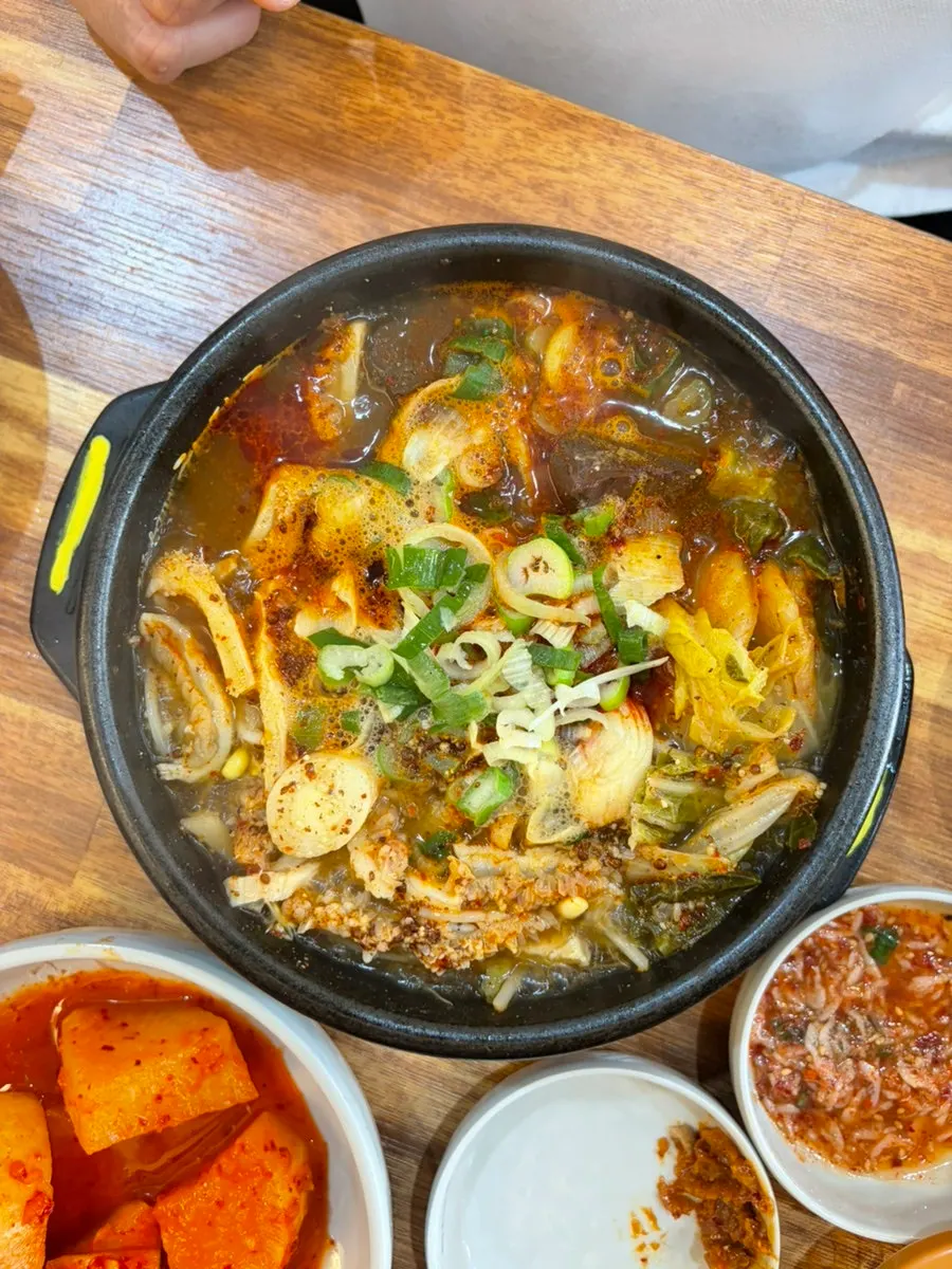 빨간 국물의 내장탕 한 그릇