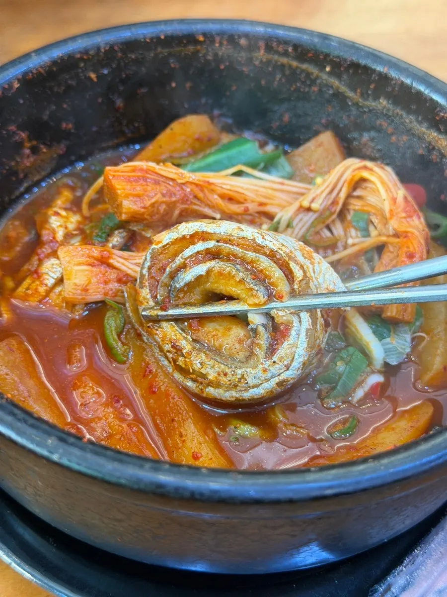 테이블에 차려진 세트 구성