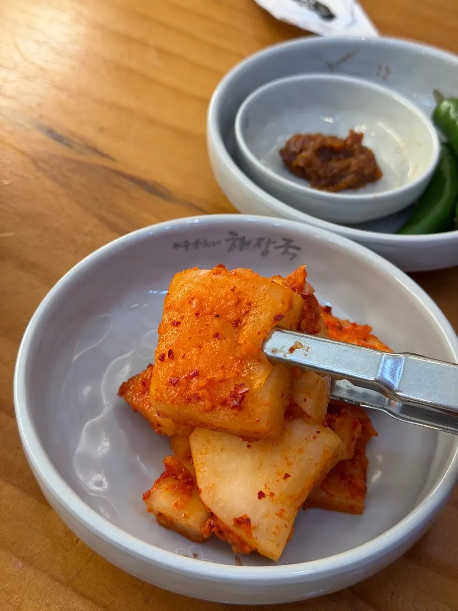 갈치조림과 돔베고기, 해장국이 함께 놓인 한 상