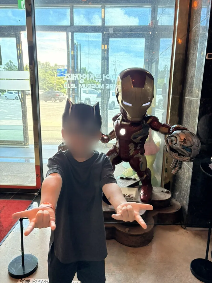 본관 1층 실물 크기 히어로 피규어 전시