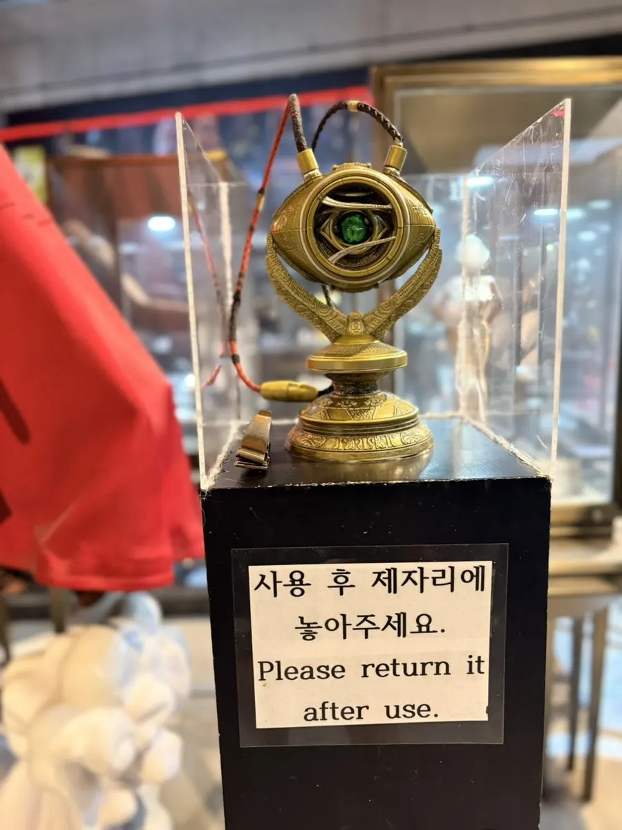아이언맨 수트가 나열된 전시 구역