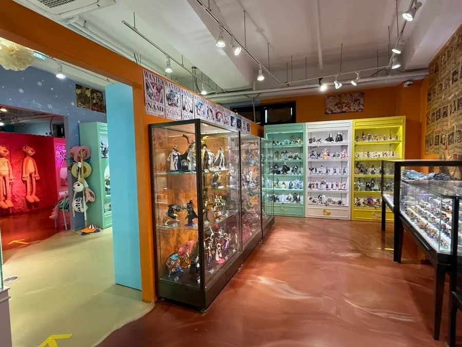 A child touching an exhibit