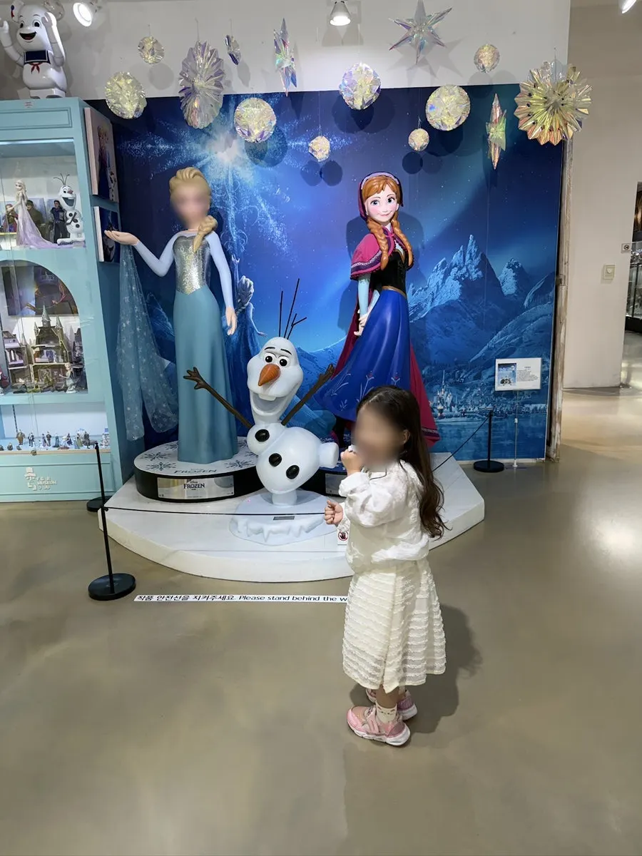 Elsa and Anna figures from Frozen in the Disney Zone
