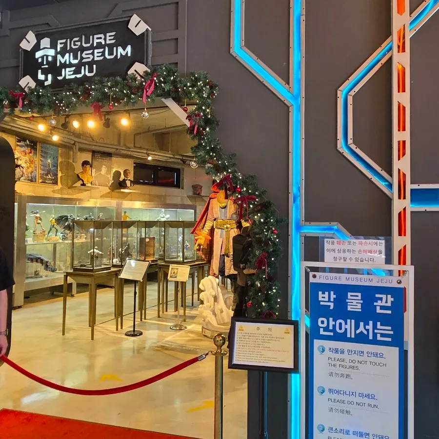 입구에 서 있는 토이스토리 캐릭터 피규어