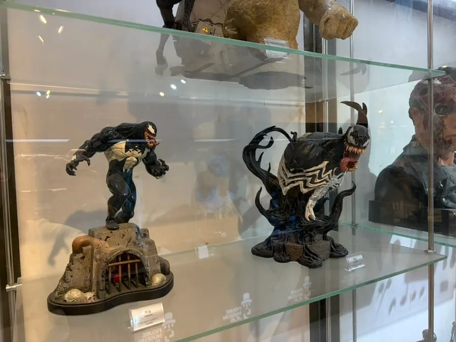 First-floor hero character display