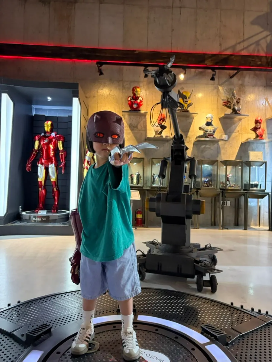 A child trying the hero experience