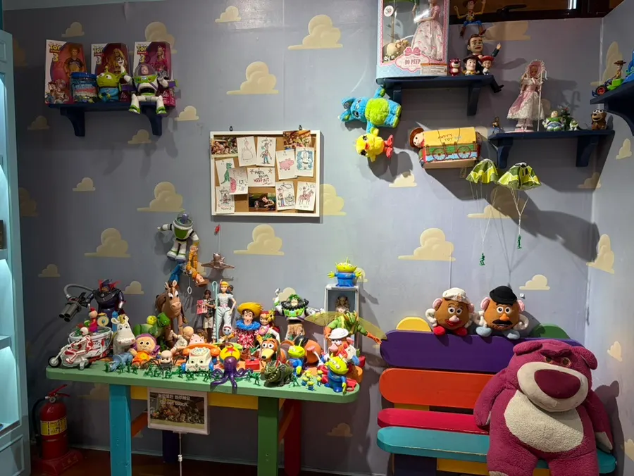 Second-floor character figure display