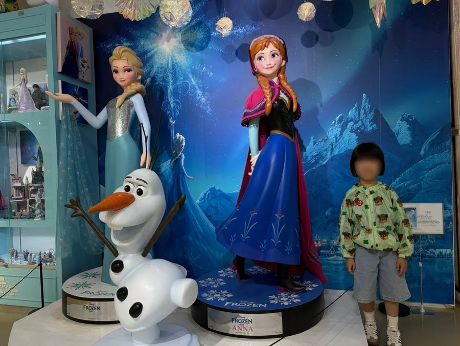 An exhibition with many different characters