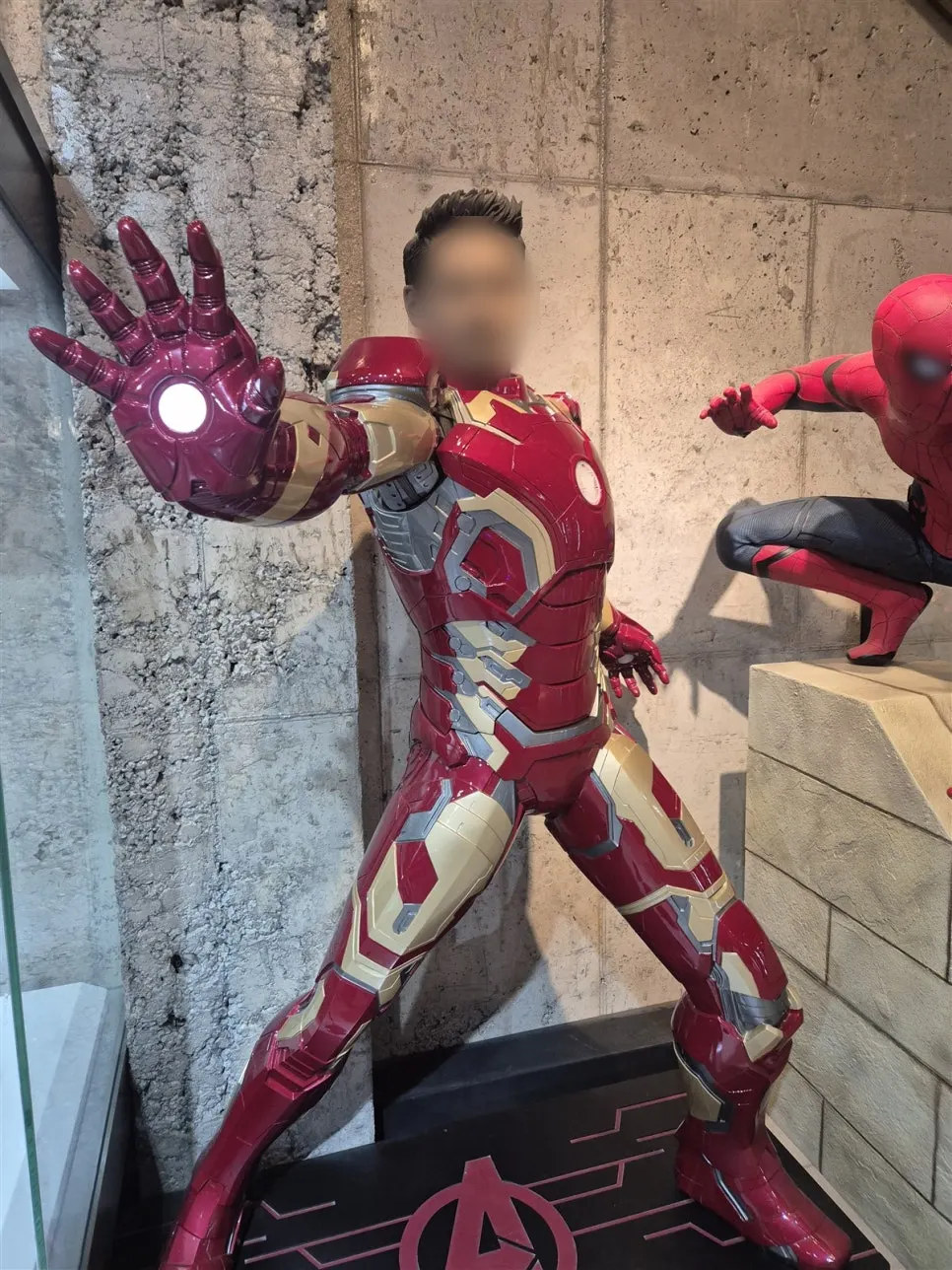 トニー・スタークの顔のアイアンマンとスパイダーマンの造形物