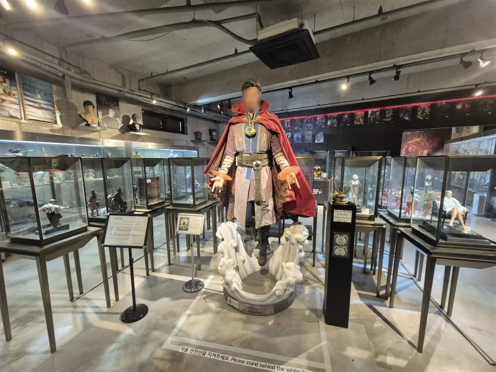 保護線の案内があるドクター・ストレンジ周辺の展示
