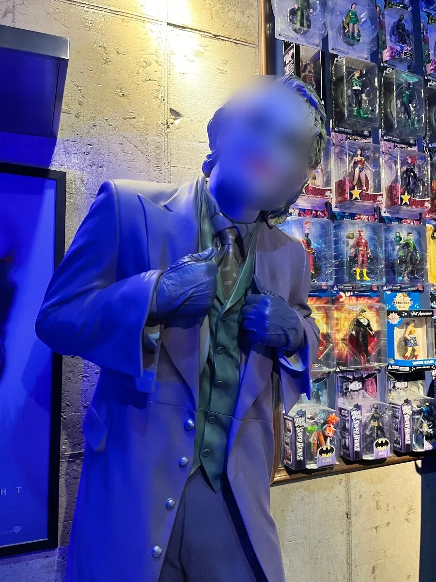 DCキャラクターのフィギュア展示
