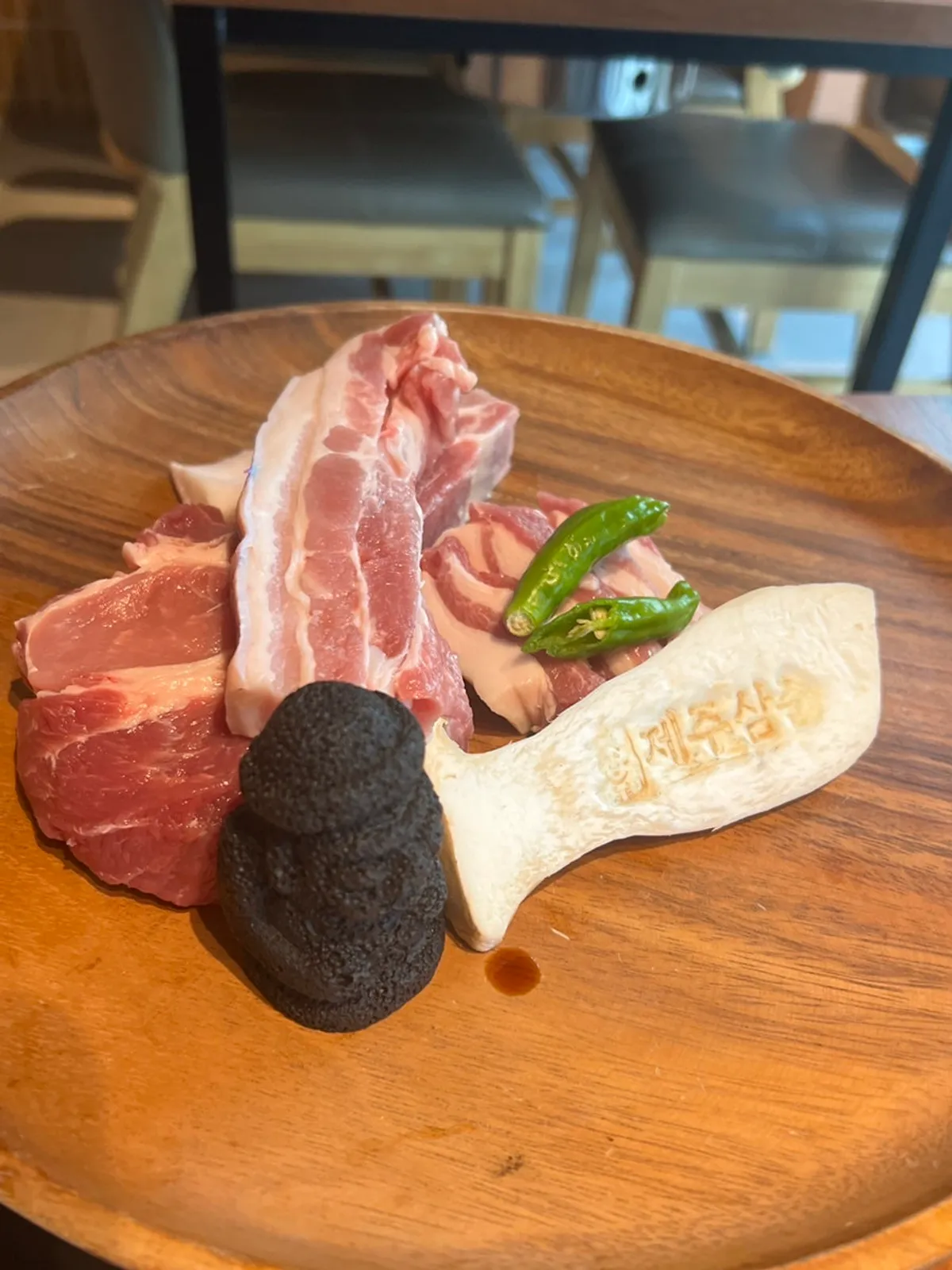 Jocha Set 500g table setting with black pork neck and belly