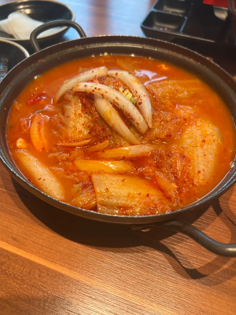 A pot of Jeju Samchun's kimchi jjigae