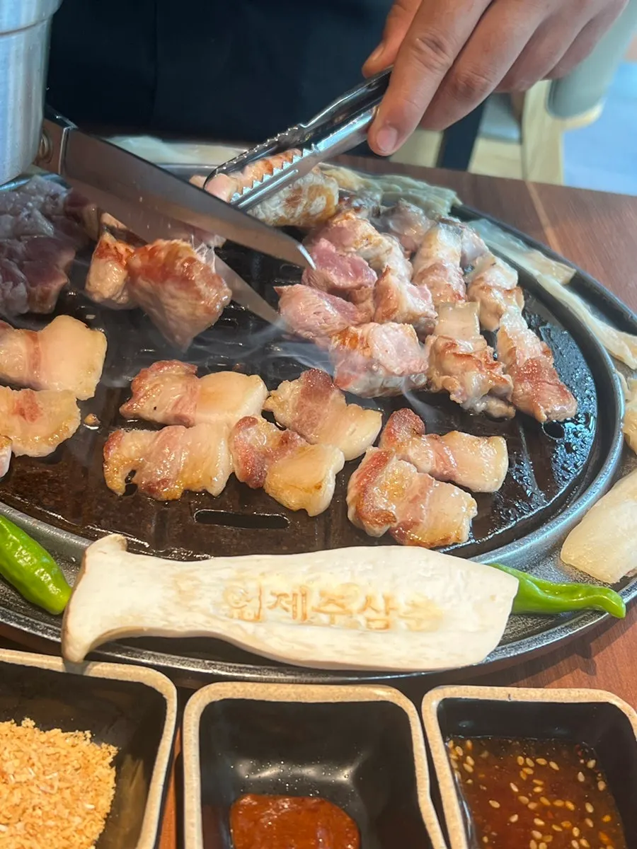 Table set with meat and stew at the end of the meal