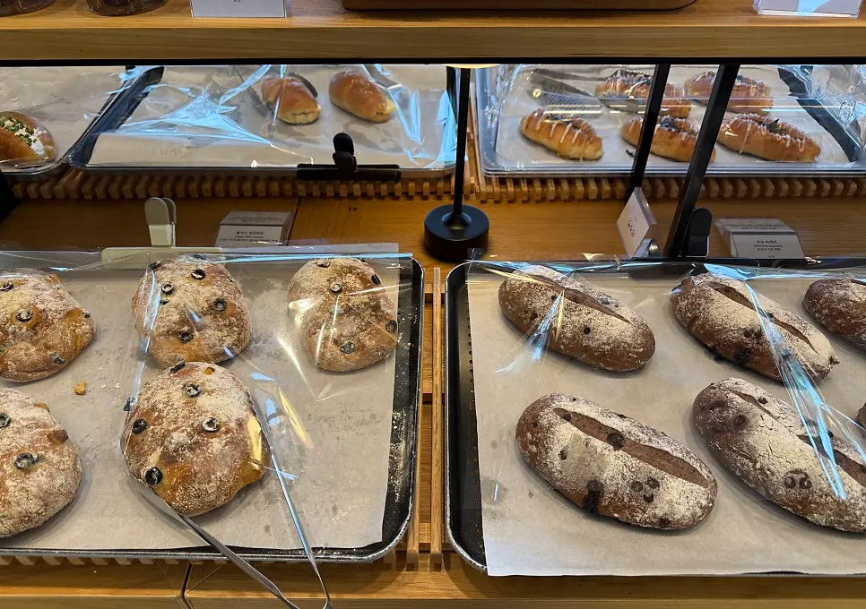 Bakery display counter