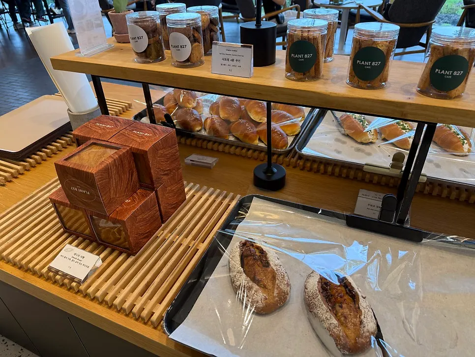 Injeolmi cream buns and other bakery items