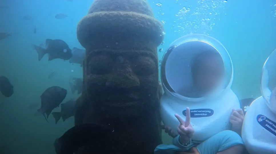 A photo op in front of the underwater dol hareubang