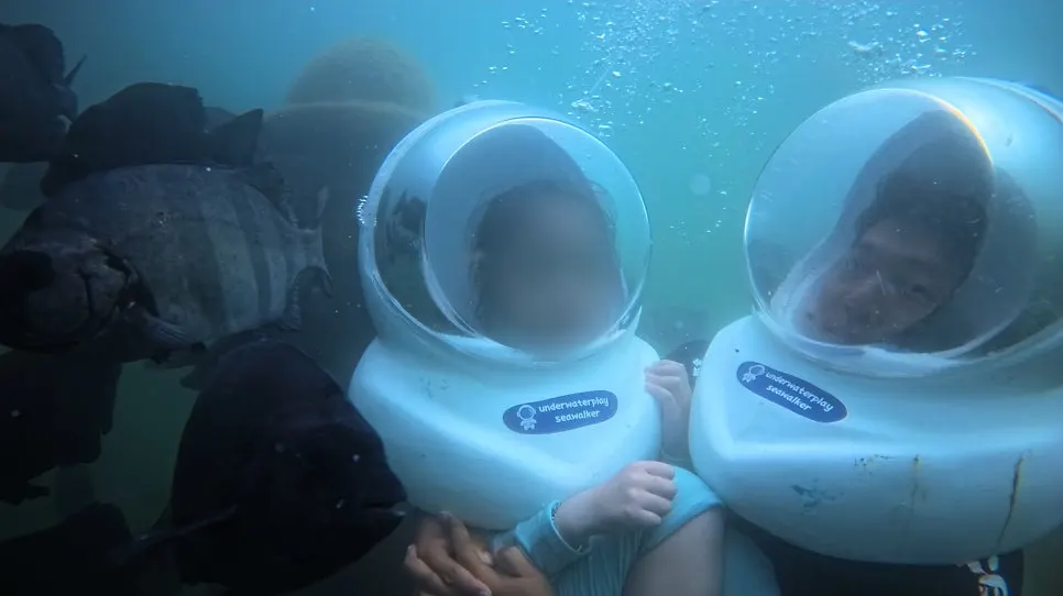 An underwater family commemorative photo taken during sea walking