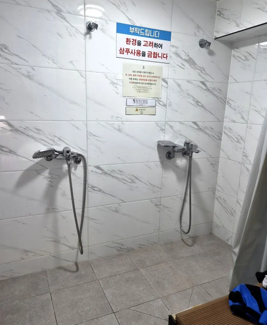체험장 위층 환복 공간과 샤워장
